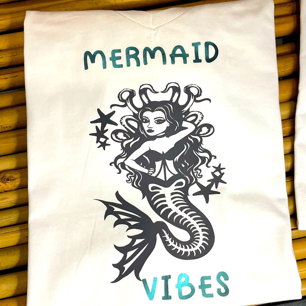 Small vneck tshirt “Mermaid vibes”